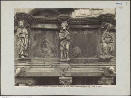 Vorderseite von Alinari [https://www.deutsche-digitale-bibliothek.de/content/lizenzen/rv-ez/] Fontana MaggioreMittleres Brunnengeschoss: Becken mit Statuen von Personifikationen, Heiligen, Propheten, mythologischen und historischen Figuren - Detail: Heiliger Petrus, Ecclesia Romana und Personifikation der Stadt Rom, bh037090_recto. Foto.