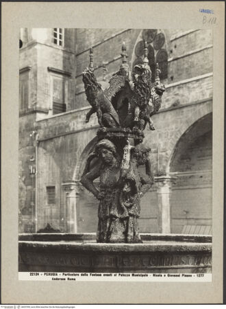 Vorderseite von Alinari [https://www.deutsche-digitale-bibliothek.de/content/lizenzen/rv-ez/] Fontana MaggioreOberes Brunnengeschoss: Schale mit drei weiblichen Gestalten - Detail: Frauenstatuetten und Gruppe mit Greifen und geflügelten Löwen, bh037093_recto. Foto.