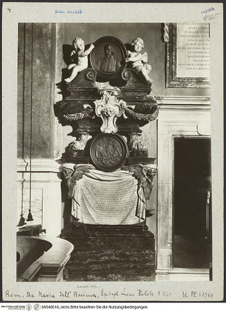 Vorderseite von Bibliotheca Hertziana [https://www.deutsche-digitale-bibliothek.de/content/lizenzen/rv-fz/] Grabmal für Lucas Holste (Holstenius) aus Hamburg, gest. 1661 - Gesamtansicht, bh040016_recto. Foto.