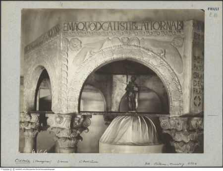 Vorderseite von Böhm [https://www.deutsche-digitale-bibliothek.de/content/lizenzen/rv-ez/] Callixtus-Baptisterium (Battistero di Callisto)Bögen des Ziboriums mit Tieren, Rosetten und Blattwerk - Bogen 7 (Pfauen), bh040042_recto. Foto: Böhm, Osvaldo.