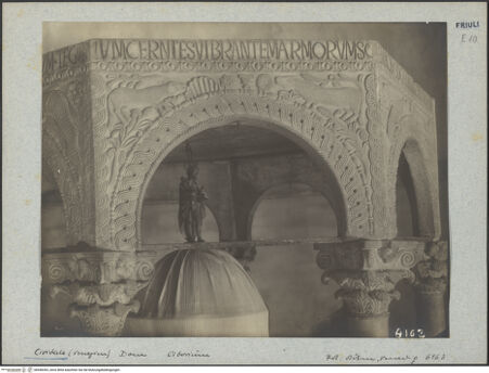 Vorderseite von Böhm [https://www.deutsche-digitale-bibliothek.de/content/lizenzen/rv-ez/] Callixtus-Baptisterium (Battistero di Callisto)Bögen des Ziboriums mit Tieren, Rosetten und Blattwerk - Bogen 6 (Lämmer), bh040043_recto. Foto: Böhm, Osvaldo.