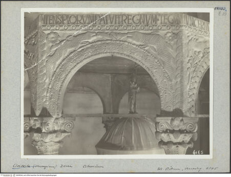 Vorderseite von Böhm [https://www.deutsche-digitale-bibliothek.de/content/lizenzen/rv-ez/] Callixtus-Baptisterium (Battistero di Callisto)Bögen des Ziboriums mit Tieren, Rosetten und Blattwerk - Bogen 5 (Fische), bh040044_recto. Foto: Böhm, Osvaldo.