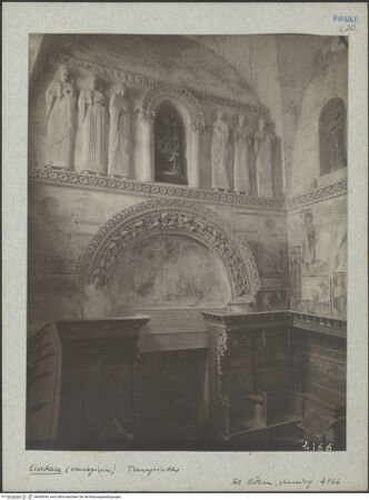 Vorderseite von Böhm [https://www.deutsche-digitale-bibliothek.de/content/lizenzen/rv-ez/] Tempietto Longobardo - Westwand von Südosten, Detail, bh040049_recto. Foto: Böhm, Osvaldo.