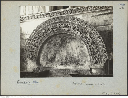 Vorderseite von ICCD [https://www.deutsche-digitale-bibliothek.de/content/lizenzen/rv-ez/] Dekoration der WestwandUnterer Teil: Archivolte und Türsturz - Gesamtansicht, bh040057_recto. Foto.