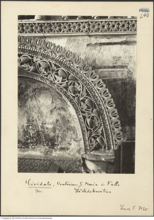 Vorderseite von ICCD [https://www.deutsche-digitale-bibliothek.de/content/lizenzen/rv-ez/] Dekoration der WestwandUnterer Teil: Archivolte und Türsturz - Archivolte, Detail (rechts), bh040059_recto. Foto.