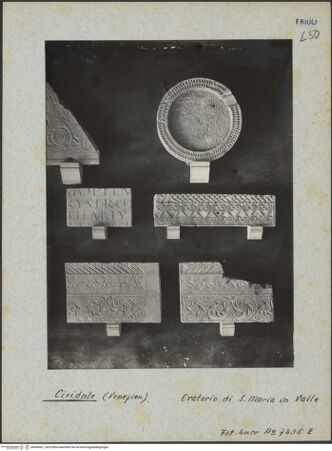 Vorderseite von ICCD [https://www.deutsche-digitale-bibliothek.de/content/lizenzen/rv-ez/] Fragmente von Reliefs - Gesamtansicht, bh040061_recto. Foto.