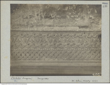 Vorderseite von Böhm [https://www.deutsche-digitale-bibliothek.de/content/lizenzen/rv-ez/] Dekoration der WestwandUnterer Teil: Archivolte und Türsturz - Türsturz, Detail, bh040063_recto. Foto: Böhm, Osvaldo.