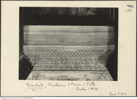 Vorderseite von ICCD [https://www.deutsche-digitale-bibliothek.de/content/lizenzen/rv-ez/] Dekoration der WestwandUnterer Teil: Archivolte und Türsturz - Türsturz, bh040066_recto. Foto.