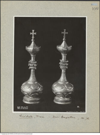 Vorderseite von Crimella, S. A. (Mailand) [https://www.deutsche-digitale-bibliothek.de/content/lizenzen/rv-ez/] Zwei Ampullen mit Büsten von Aposteln und Kreuz - Gesamtansicht, bh040068_recto. Foto.