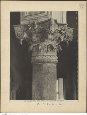 Vorderseite von Alinari [https://www.deutsche-digitale-bibliothek.de/content/lizenzen/rv-ez/] Kompositkapitell - Gesamtansicht (vor der Restaurierung), bh040625_recto. Foto.