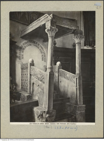 Vorderseite von Alinari [https://www.deutsche-digitale-bibliothek.de/content/lizenzen/rv-ez/] Bischofsthron - Seitenansicht, bh040626_recto. Foto.