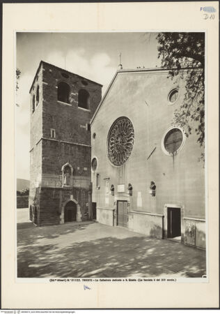 Vorderseite von Alinari [https://www.deutsche-digitale-bibliothek.de/content/lizenzen/rv-ez/] San Giusto - Campanile und Fassade, von Südwesten, bh040673_recto. Foto.