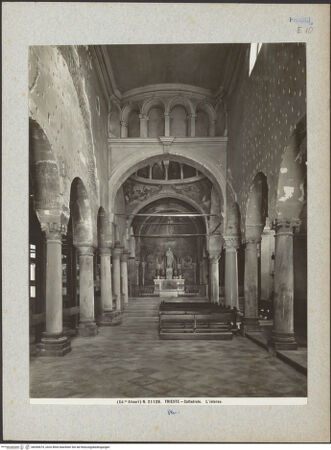 Vorderseite von Alinari [https://www.deutsche-digitale-bibliothek.de/content/lizenzen/rv-ez/] San Giusto - Mittelschiff Richtung Chor, nach Osten, bh040674_recto. Foto.