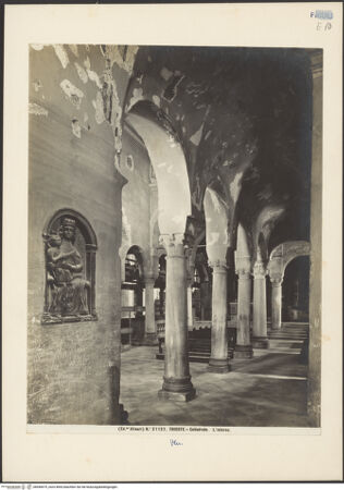 Vorderseite von Alinari [https://www.deutsche-digitale-bibliothek.de/content/lizenzen/rv-ez/] San Giusto - Blick aus dem kleinen südlichen Seitenschiff Richtung Nordosten, bh040675_recto. Foto.