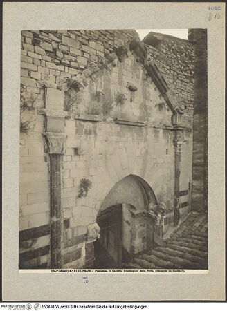 Vorderseite von Alinari [https://www.deutsche-digitale-bibliothek.de/content/lizenzen/rv-ez/] Castello dell'ImperatoreEingang der Nordwestliche Fassade - Detail, oberes Teil und Giebel, bh043865_recto. Foto.