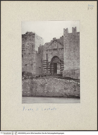 Vorderseite von Bibliotheca Hertziana [https://www.deutsche-digitale-bibliothek.de/content/lizenzen/rv-fz/] Castello dell'Imperatore - Nordwestliche Fassade, Detail: Eingang, bh043869_recto. Foto: Lotz-Bauer, Hilde?.