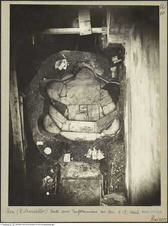 Vorderseite von Alinari [https://www.deutsche-digitale-bibliothek.de/content/lizenzen/rv-ez/] San Marcello al CorsoFrühchristliches Baptisterium - Taufbecken, bh045004_recto. Foto.