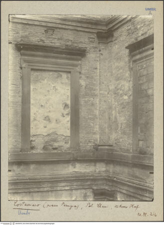 Vorderseite von Bibliotheca Hertziana [https://www.deutsche-digitale-bibliothek.de/content/lizenzen/rv-fz/] Palazzo Fauni-Massarelli-Chemi - Detail: Zugemauertes Fenster des Innenhofs, bh045059_recto. Foto: Lindner, Paul.