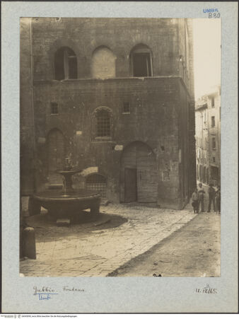 Vorderseite von Bibliotheca Hertziana [https://www.deutsche-digitale-bibliothek.de/content/lizenzen/rv-fz/] Fontana del Bargello ("Fontana dei matti") - Ansicht mit Palazzo del Bargello im Hintergrund, bh045090_recto. Foto: Lindner, Paul.
