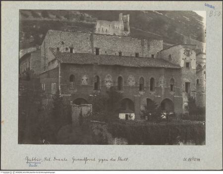 Vorderseite von Bibliotheca Hertziana [https://www.deutsche-digitale-bibliothek.de/content/lizenzen/rv-fz/] Palazzo Ducale - Südseite, bh045099_recto. Foto: Lindner, Paul.