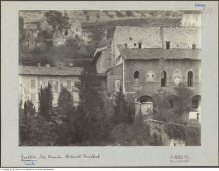 Vorderseite von Bibliotheca Hertziana [https://www.deutsche-digitale-bibliothek.de/content/lizenzen/rv-fz/] Palazzo Ducale - Südwestliches Frontteil, bh045102_recto. Foto: Lindner, Paul.