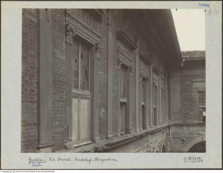 Vorderseite von Bibliotheca Hertziana [https://www.deutsche-digitale-bibliothek.de/content/lizenzen/rv-fz/] Palazzo Ducale - Detail: Hof, Obergeschoss, bh045104_recto. Foto: Lindner, Paul.