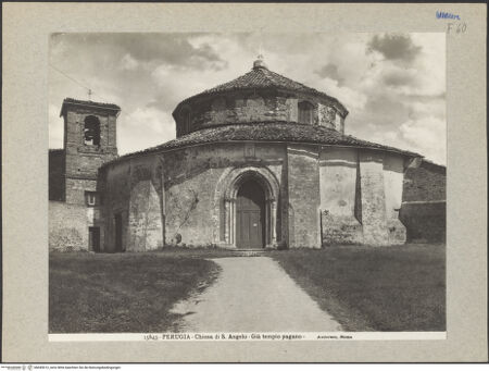 Vorderseite von Alinari [https://www.deutsche-digitale-bibliothek.de/content/lizenzen/rv-ez/] Sant'Angelo - Ansicht von Süden mit Portal des 14. Jahrhunderts, bh045613_recto. Foto: Anderson, Domenico.