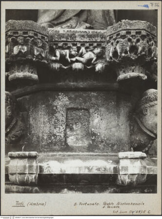 Vorderseite von ICCD [https://www.deutsche-digitale-bibliothek.de/content/lizenzen/rv-ez/] HauptportalVerkündigungsmaria - Sockel, Vorderseite, bh046071_recto. Foto.