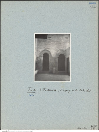 Vorderseite von Bibliotheca Hertziana [https://www.deutsche-digitale-bibliothek.de/content/lizenzen/rv-fz/] San Fortunato - Eingang in die Sakristei, bh046080_recto. Foto: Krönig, Wolfgang.