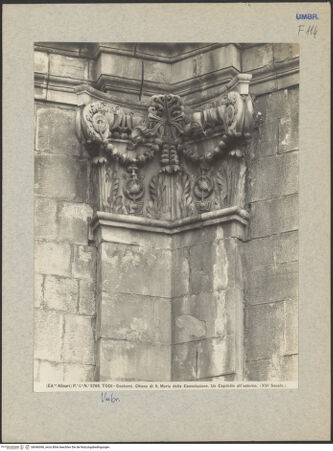 Vorderseite von Alinari [https://www.deutsche-digitale-bibliothek.de/content/lizenzen/rv-ez/] Kapitelle am AußenbauKapitell mit hängenden Voluten, zwischen den Akanthusblättern Girlanden, an denen Medaillons mit einer Vase über einer Panflöte hängen - Gesamtansicht, bh046096_recto. Foto.