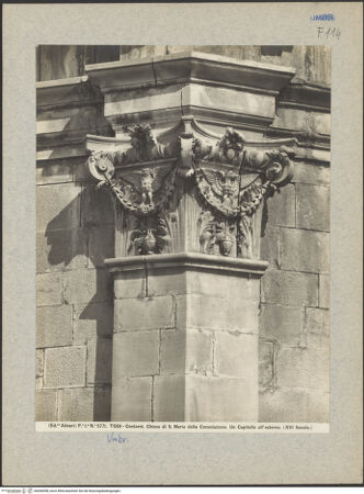 Vorderseite von Alinari [https://www.deutsche-digitale-bibliothek.de/content/lizenzen/rv-ez/] Kapitelle am AußenbauKapitell mit Girlanden, Vasen und Adler mit ausgebreiteten Flügeln - Gesamtansicht, bh046098_recto. Foto.