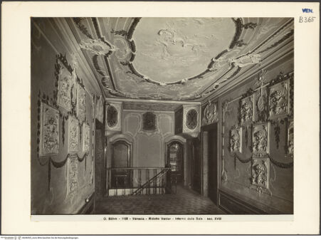 Vorderseite von Böhm, Osvaldo [https://www.deutsche-digitale-bibliothek.de/content/lizenzen/rv-ez/] Casino Venier - Salone und Treppe, bh046532_recto. Foto.