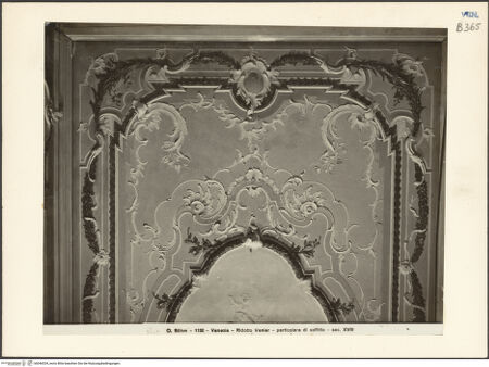 Vorderseite von Böhm, Osvaldo [https://www.deutsche-digitale-bibliothek.de/content/lizenzen/rv-ez/] Casino Venier - Stuckdecke mit dem Wappen der Familie Venier, Ausschnitt, bh046534_recto. Foto.