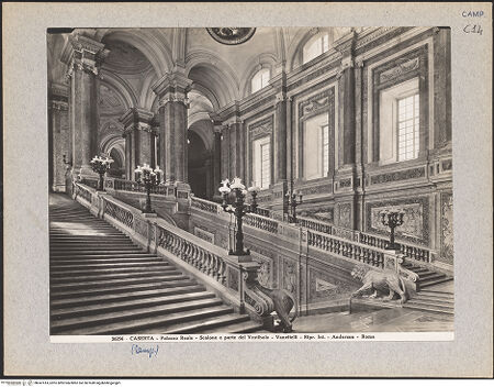 Vorderseite von Alinari [https://www.deutsche-digitale-bibliothek.de/content/lizenzen/rv-ez/] Palazzo RealeScalone d'onore - Blick vom ersten Wendepodest Richtung Vestibolo superiore, bh047414_recto. Foto.