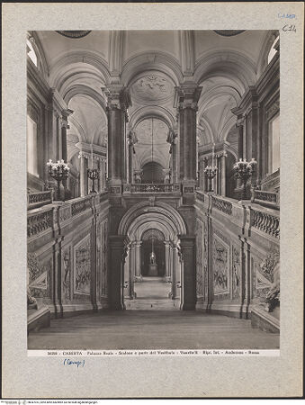 Vorderseite von Alinari [https://www.deutsche-digitale-bibliothek.de/content/lizenzen/rv-ez/] Palazzo RealeScalone d'onore - Blick vom ersten Wendepodest Richtung Vestibolo superiore, bh047415_recto. Foto.