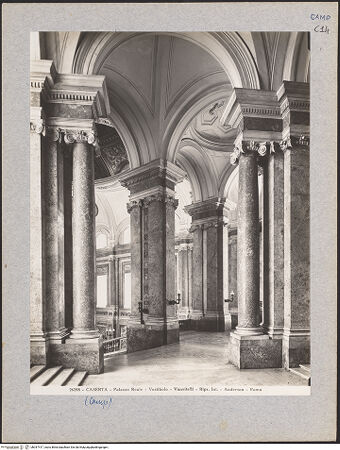 Vorderseite von Alinari [https://www.deutsche-digitale-bibliothek.de/content/lizenzen/rv-ez/] Palazzo RealeVestibolo Superiore - Innenansicht, bh047417_recto. Foto.