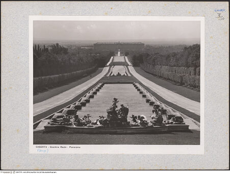 Vorderseite von unbekannt [https://www.deutsche-digitale-bibliothek.de/content/lizenzen/rv-fz/] Palazzo Reale - Wasserfall von Norden, bh047441_recto. Foto.