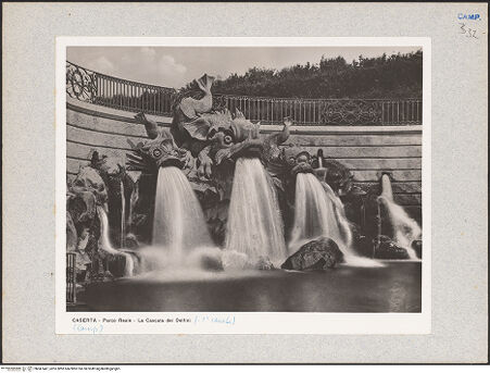 Vorderseite von unbekannt [https://www.deutsche-digitale-bibliothek.de/content/lizenzen/rv-ez/] Fontana dei Delfini (Brunnen der Delfine) - Gesamtansicht, bh047447_recto. Foto.