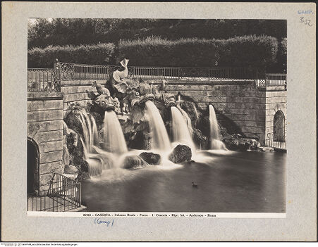 Vorderseite von Alinari [https://www.deutsche-digitale-bibliothek.de/content/lizenzen/rv-ez/] Fontana dei Delfini (Brunnen der Delfine) - Gesamtansicht, bh047448_recto. Foto.