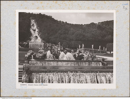 Vorderseite von unbekannt [https://www.deutsche-digitale-bibliothek.de/content/lizenzen/rv-ez/] Fontana di Venere e Adone (Brunnen der Venus und Adonis) - Gesamtansicht, bh047452_recto. Foto.