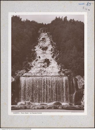 Vorderseite von unbekannt [https://www.deutsche-digitale-bibliothek.de/content/lizenzen/rv-ez/] La Grande Cascata - Acquedotto Carolino (Der große Wasserfall) - Gesamtansicht, bh047455_recto. Foto.