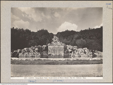 Vorderseite von Alinari [https://www.deutsche-digitale-bibliothek.de/content/lizenzen/rv-ez/] Fontana di Diana e Atteone (Brunnen der Diana und Aktäon) - Gesamtansicht, bh047456_recto. Foto.