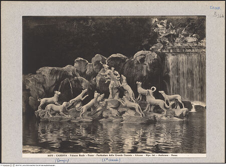 Vorderseite von Alinari [https://www.deutsche-digitale-bibliothek.de/content/lizenzen/rv-ez/] Fontana di Diana e Atteone (Brunnen der Diana und Aktäon)Gruppe links: Aktäon wird nach der Verwandlung von seinen Hunden angefallen - Gesamtansicht, bh047461_recto. Foto.