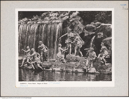 Vorderseite von unbekannt [https://www.deutsche-digitale-bibliothek.de/content/lizenzen/rv-ez/] Fontana di Diana e Atteone (Brunnen der Diana und Aktäon)Gruppe rechts: Diana im Kreise ihrer Nymphen verwandelt Aktäon in einen Hirsch - Gesamtansicht, bh047463_recto. Foto.