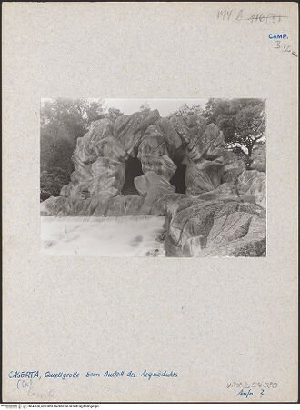 Vorderseite von Bibliotheca Hertziana [https://www.deutsche-digitale-bibliothek.de/content/lizenzen/rv-fz/] La Grande Cascata - Acquedotto Carolino (Der große Wasserfall) - Quellengrotte beim Austritt des Aquäduktes, bh047538_recto. Foto.
