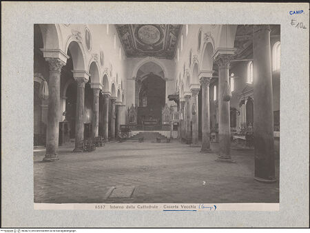 Vorderseite von unbekannt [https://www.deutsche-digitale-bibliothek.de/content/lizenzen/rv-fz/] Duomo - Blick in Richtung Apsis, bh048274_recto. Foto.