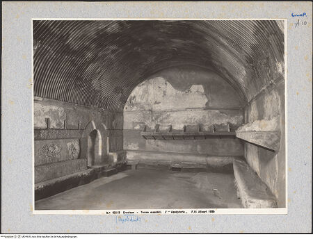 Vorderseite von Alinari [https://www.deutsche-digitale-bibliothek.de/content/lizenzen/rv-ez/] Therme für Männer - Apodyterium, bh049345_recto. Foto.