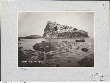 Vorderseite von Provitola, Ischia [https://www.deutsche-digitale-bibliothek.de/content/lizenzen/rv-ez/] Castello Aragonese - Ansicht vom Meer aus, bh049479_recto. Foto.