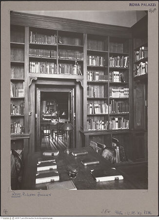 Vorderseite von Bibliotheca Hertziana [https://www.deutsche-digitale-bibliothek.de/content/lizenzen/rv-fz/] Palazzo ZuccariInnenräumeNebenraum der Sala del Disegno (Raum B 004), Sistina-Seite - Bick durch die Tür zur Sala Terrena, bh050177_recto. Foto: Faraglia, Cesare.