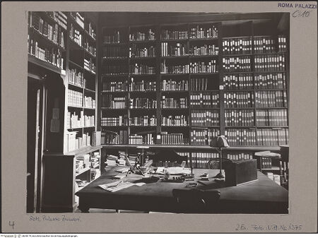 Vorderseite von Bibliotheca Hertziana [https://www.deutsche-digitale-bibliothek.de/content/lizenzen/rv-fz/] Palazzo ZuccariInnenräumeSala Terrena (Raum B 010) - Raum zur Via Gregoriana (B 012) mit der Bibliothekausstattung, im Hintergrund rechts die Fotografiensammlung, um 1924/1925., bh050179_recto. Foto: Faraglia, Cesare.